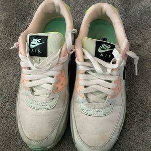 Women’s NIKE Air Max 90